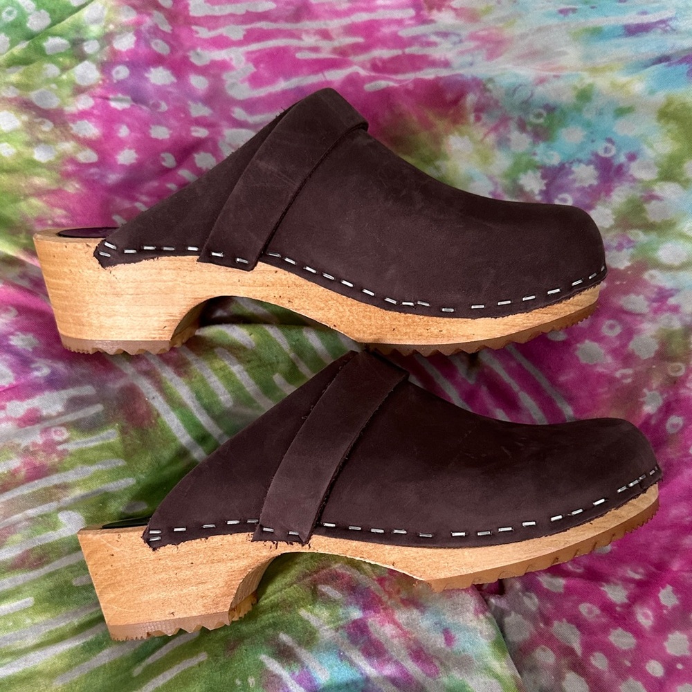 Women's Vollsko Brown Clogs - Picture 5 of 9